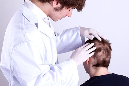 Атерома на голове: причины, симптомы и лечение