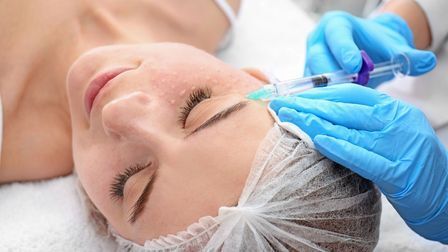 Биоревитализация - это процедура инъекционного введения гиалуроновой кислоты в кожу.