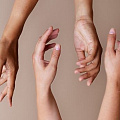 Ухоженные руки вне возраста: как вернуть коже плотность, тонус и молодость